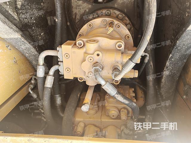 回轉(zhuǎn)馬達和主控閥(整機外觀) 回轉(zhuǎn)馬達和主控閥(整機外觀)