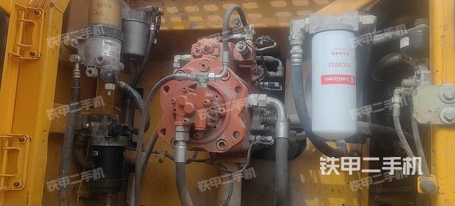 液压泵舱室正面整体（整机外观）