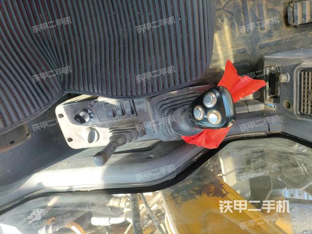 座椅右側(cè)控制臺(tái)/鑰匙門/油門/含右手柄(駕駛室部分) 座椅右側(cè)控制臺(tái)/鑰匙門/油門/含右手柄(駕駛室部分)