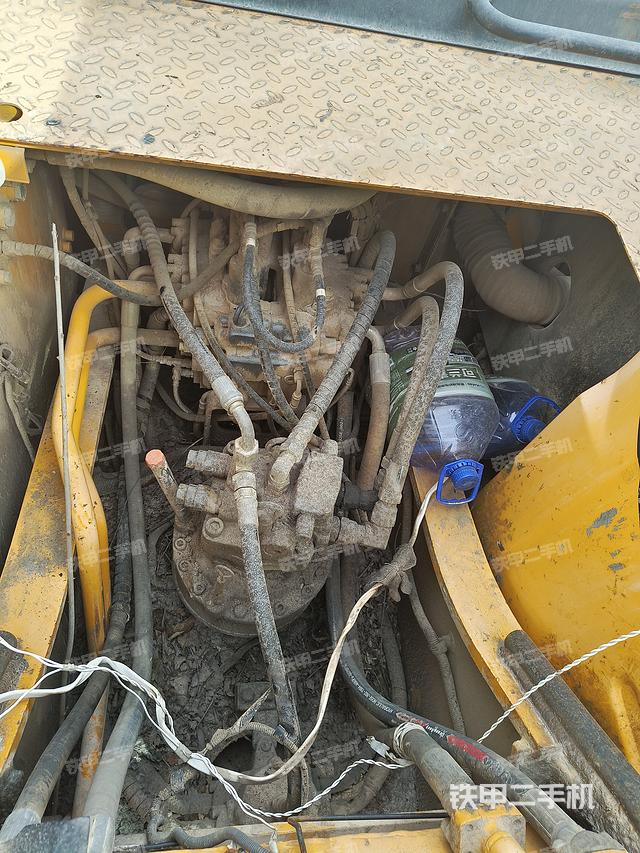 回转马达和主控阀（整机外观）