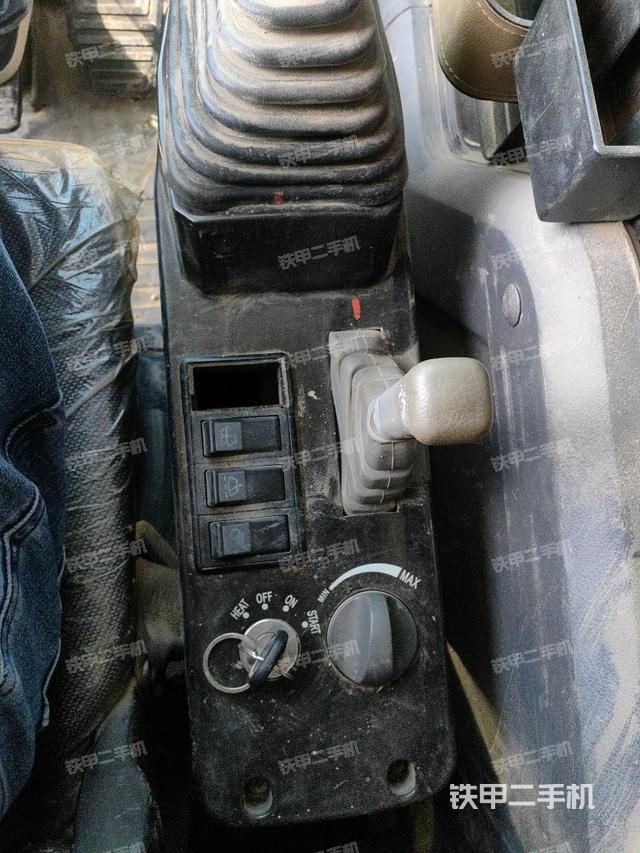 座椅右側(cè)控制臺/鑰匙門/油門/含右手柄（駕駛室部分）