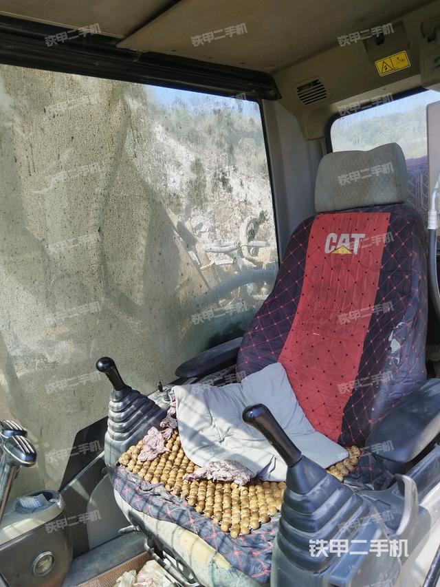 行走控制手柄和踏板?俯拍（駕駛室部分）