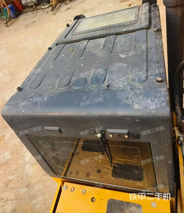 駕駛室頂部(整機(jī)外觀) 駕駛室頂部(整機(jī)外觀)