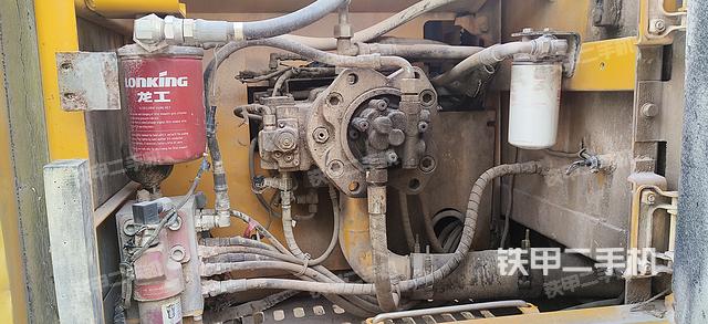 液压泵舱室正面整体（整机外观）