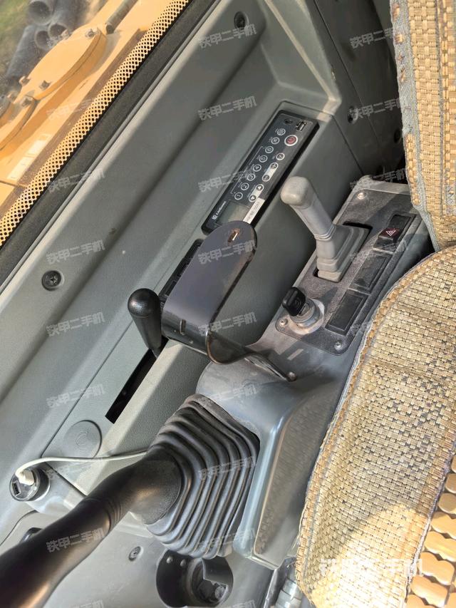 座椅右側(cè)控制臺(tái)/鑰匙門/油門/含右手柄（駕駛室部分）