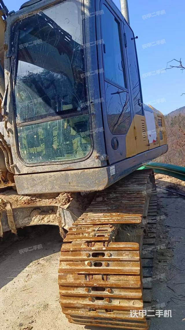 駕駛室整體(整機(jī)外觀) 駕駛室整體(整機(jī)外觀)