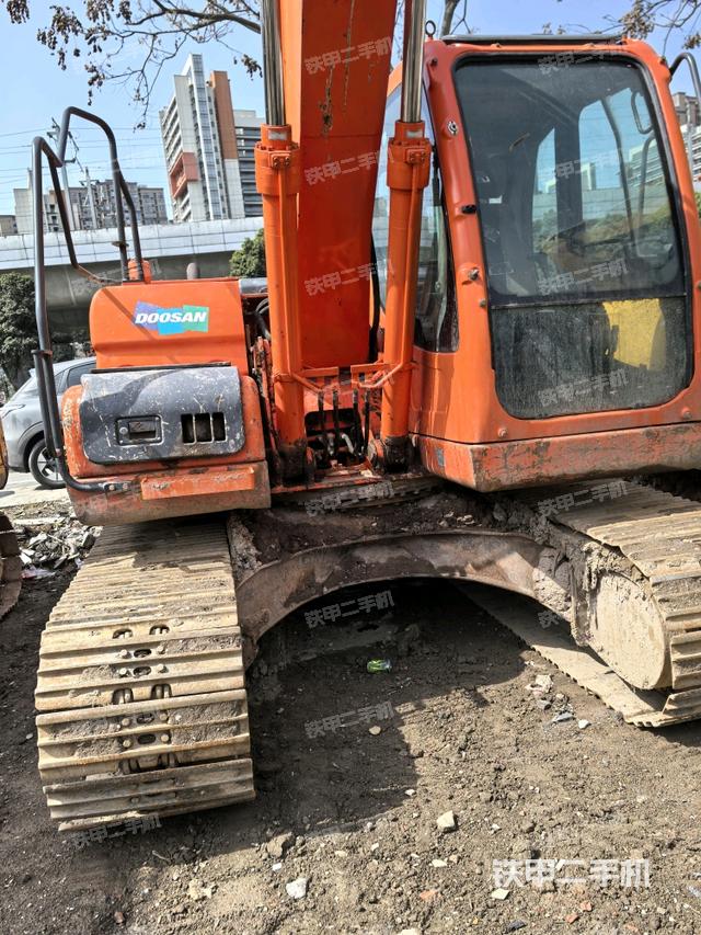 轉(zhuǎn)盤和下車架正前（工作和回轉(zhuǎn)裝置）