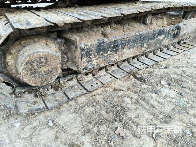 單側(cè)履帶整體(整機外觀) 單側(cè)履帶整體(整機外觀)