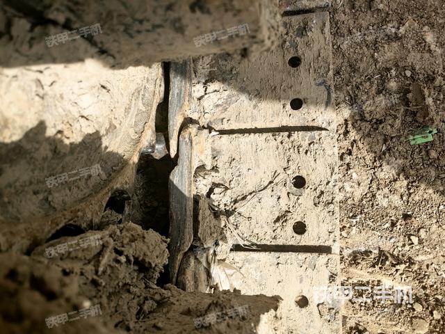 右驅(qū)動輪（行走機構(gòu)）