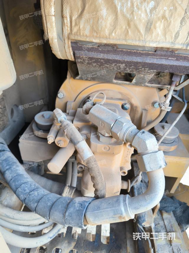 液壓泵艙室正面整體(整機外觀) 液壓泵艙室正面整體(整機外觀)