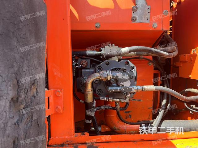 液壓泵艙室正面整體(整機(jī)外觀) 液壓泵艙室正面整體(整機(jī)外觀)