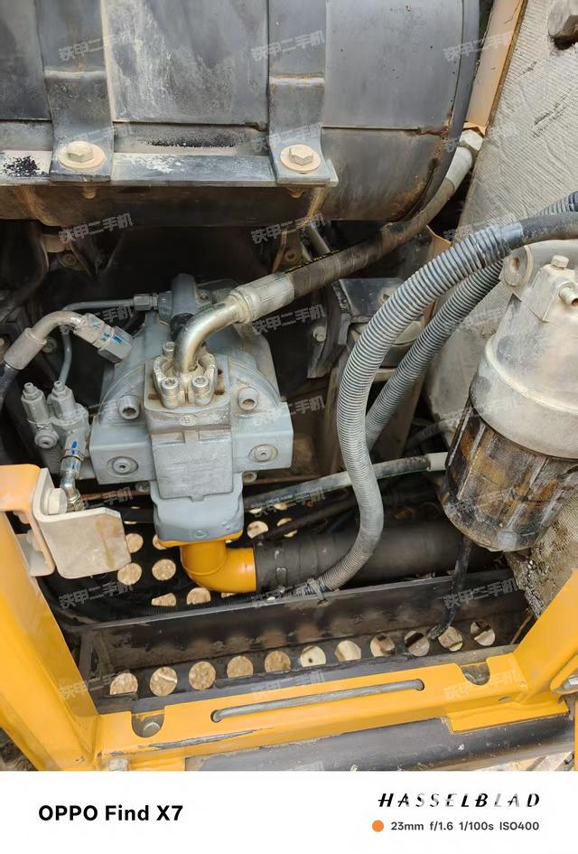 液壓泵艙室正面整體（整機外觀）