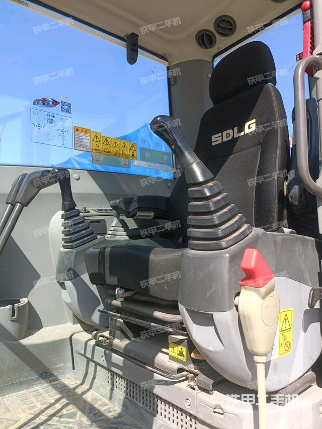 駕駛室整體(整機外觀) 駕駛室整體(整機外觀)