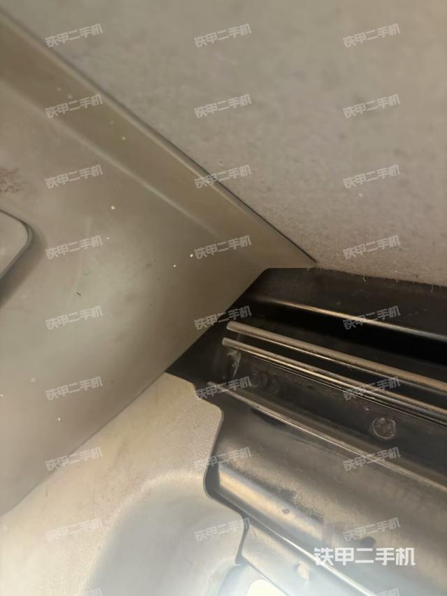 左后方玻璃角標（駕駛室部分）