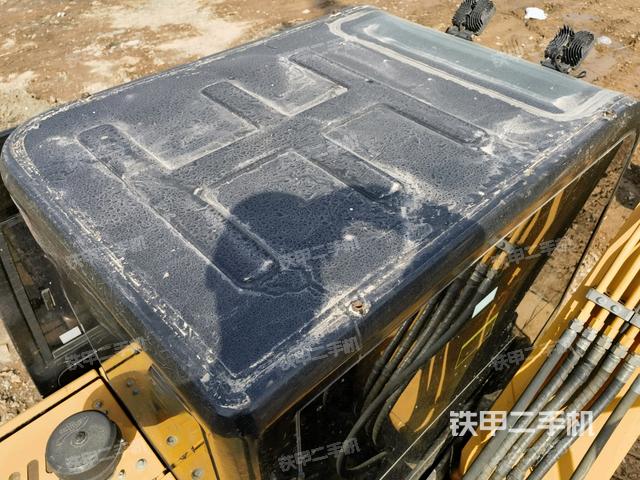 駕駛室頂部(整機(jī)外觀) 駕駛室頂部(整機(jī)外觀)