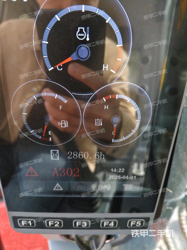 駕駛室整體(整機(jī)外觀) 駕駛室整體(整機(jī)外觀)