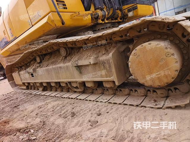 單側(cè)履帶整體(整機(jī)外觀) 單側(cè)履帶整體(整機(jī)外觀)