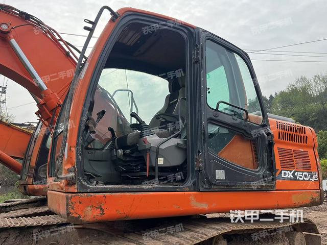 駕駛室整體(整機(jī)外觀) 駕駛室整體(整機(jī)外觀)