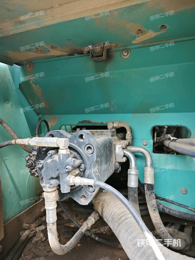 液壓泵艙室正面整體(整機外觀) 液壓泵艙室正面整體(整機外觀)