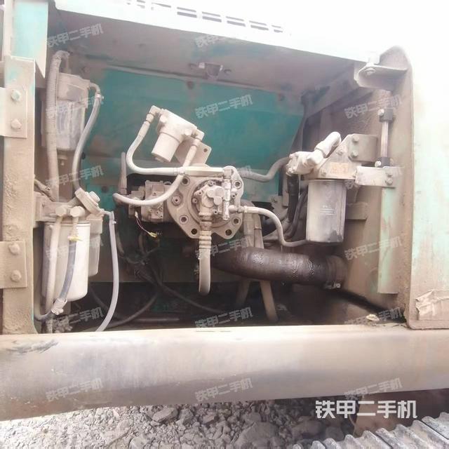 液压泵舱室正面整体（整机外观）