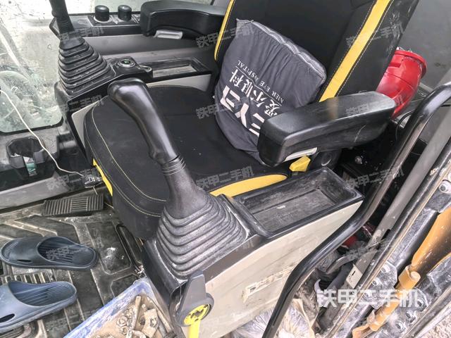 座椅右側(cè)控制臺(tái)/鑰匙門(mén)/油門(mén)/含右手柄（駕駛室部分）