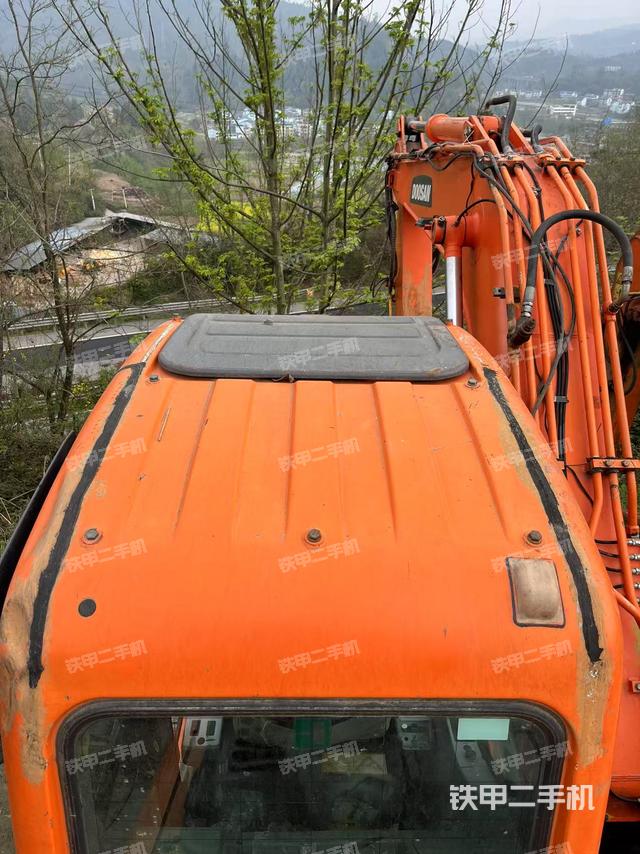 駕駛室頂部(整機(jī)外觀) 駕駛室頂部(整機(jī)外觀)