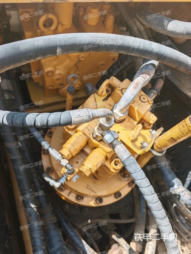 回轉(zhuǎn)馬達(dá)和主控閥（整機(jī)外觀）