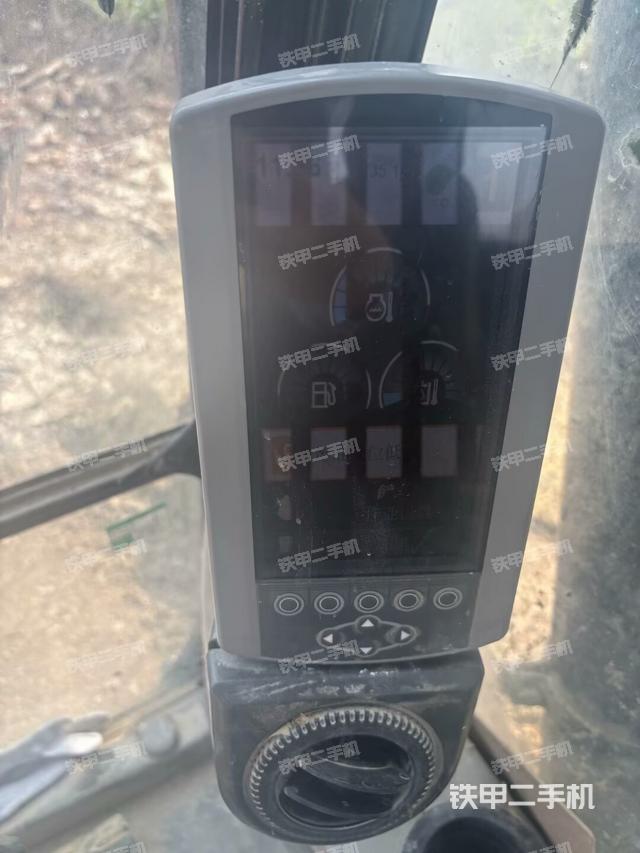 行走控制手柄和踏板?俯拍（駕駛室部分）