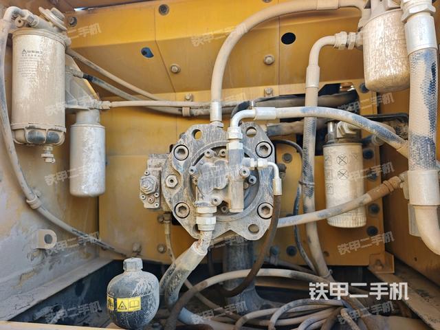 液壓泵艙室正面整體（整機外觀）