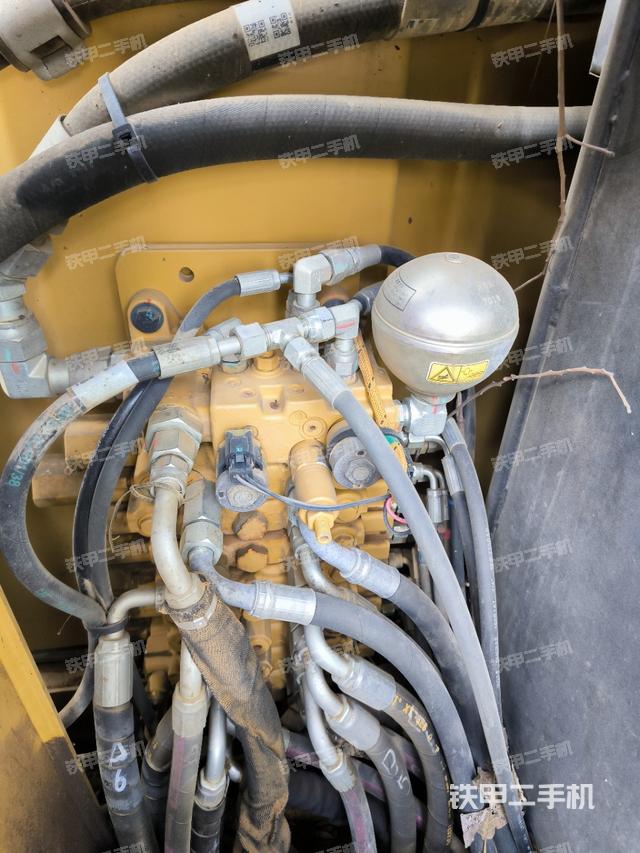 回轉(zhuǎn)馬達和主控閥(整機外觀) 回轉(zhuǎn)馬達和主控閥(整機外觀)