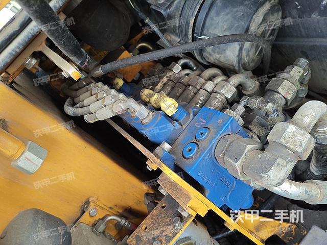 回轉(zhuǎn)馬達(dá)和主控閥（整機(jī)外觀）