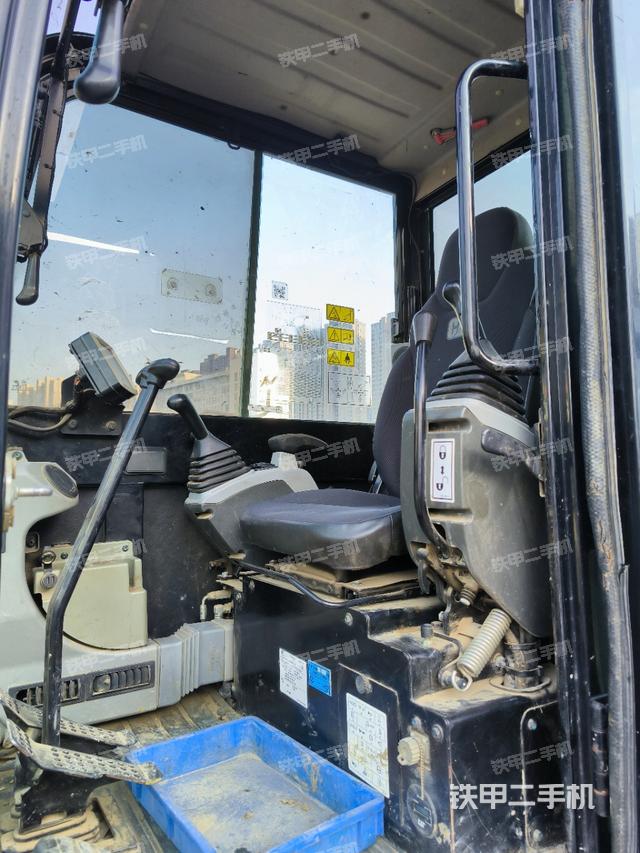 駕駛室整體(整機外觀) 駕駛室整體(整機外觀)