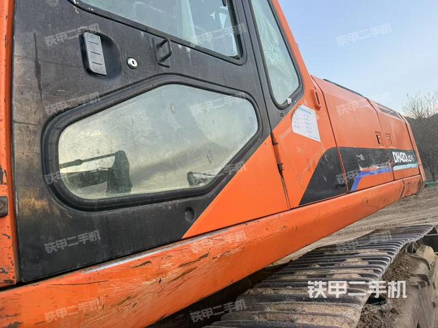 駕駛室整體(整機外觀) 駕駛室整體(整機外觀)