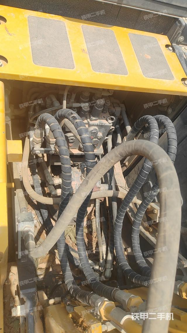 回转马达和主控阀（整机外观）