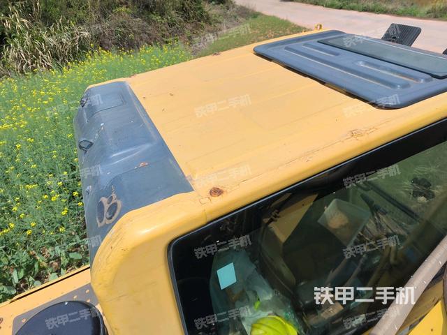 中央回轉(zhuǎn)接頭特寫(xiě)（上車(chē)部件）