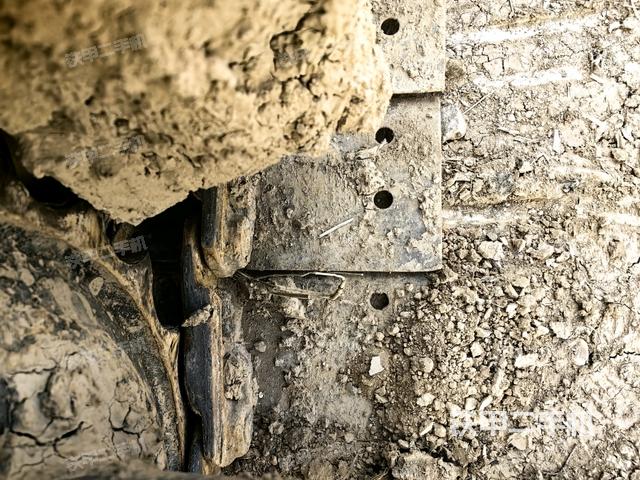 左驅(qū)動輪（行走機構(gòu)）