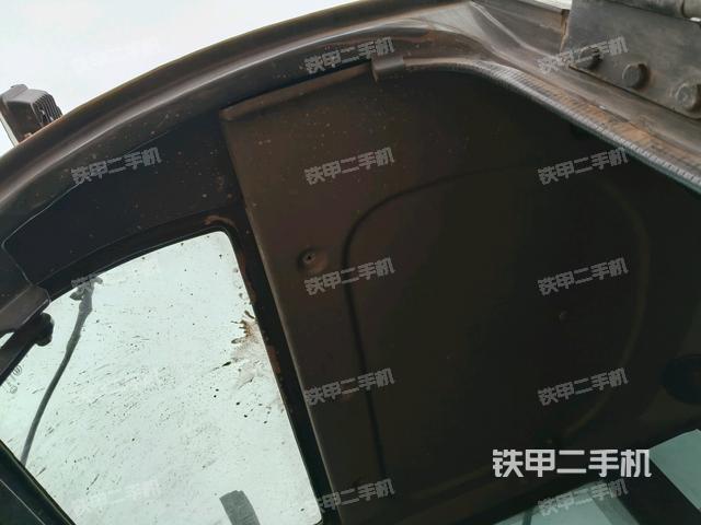 駕駛室頂部(整機(jī)外觀) 駕駛室頂部(整機(jī)外觀)