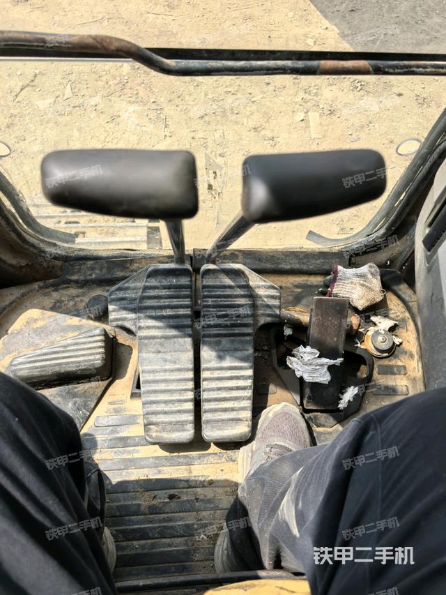 行走控制手柄和踏板?俯拍（駕駛室部分）