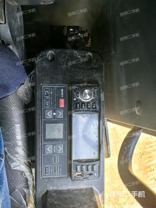 座椅左側(cè)控制臺/音響/含左手柄（駕駛室部分）