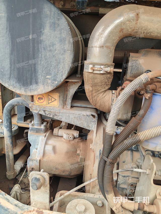 液壓泵艙室正面整體（整機(jī)外觀）