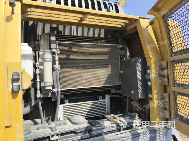 散熱器正面(大件艙室) 散熱器正面(大件艙室)