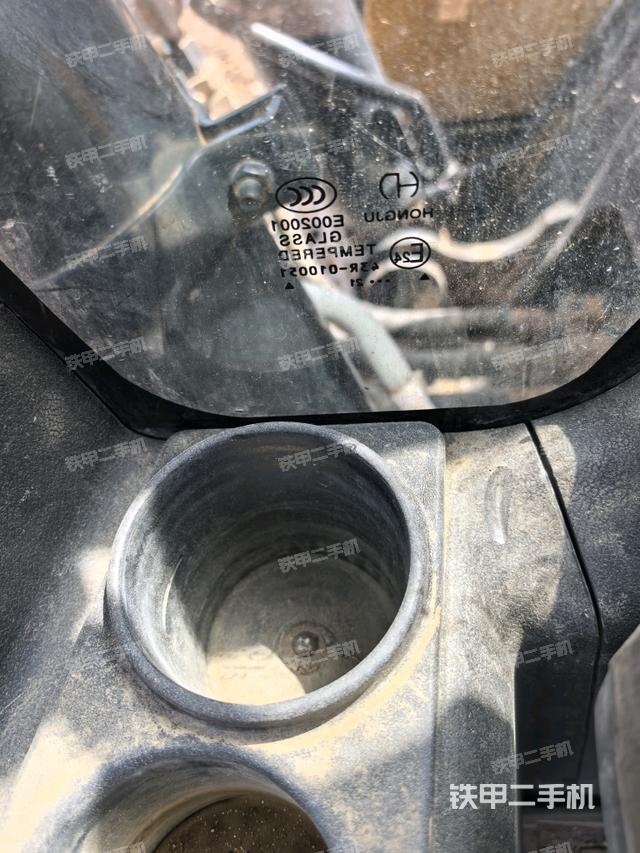 左后方玻璃角標（駕駛室部分）