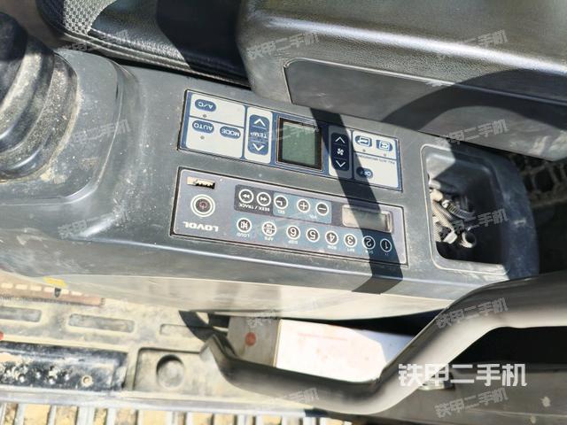 座椅右側控制臺/鑰匙門/油門/含右手柄(駕駛室部分) 座椅右側控制臺/鑰匙門/油門/含右手柄(駕駛室部分)