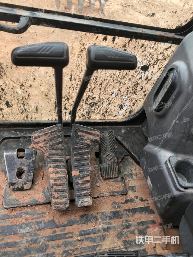 行走控制手柄和踏板?俯拍（駕駛室部分）