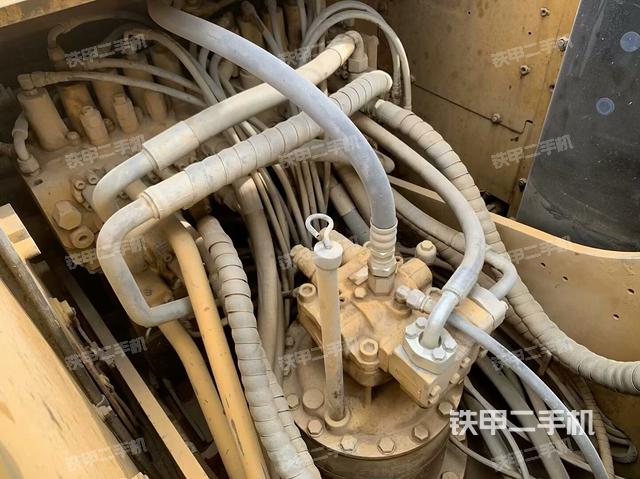 回轉(zhuǎn)馬達(dá)和主控閥（整機(jī)外觀）