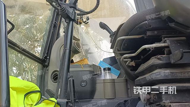 駕駛室整體(整機(jī)外觀) 駕駛室整體(整機(jī)外觀)
