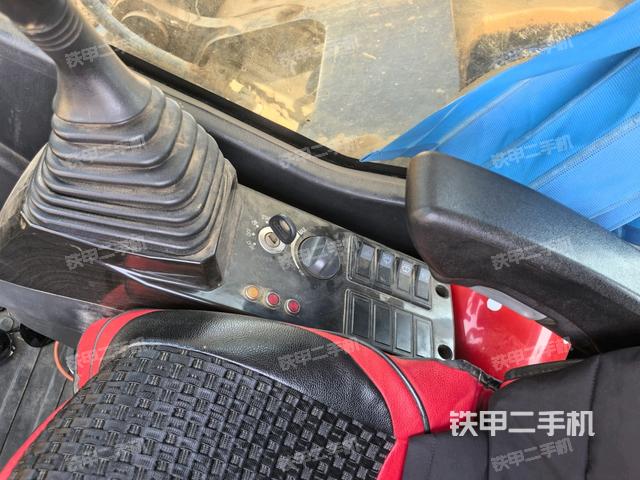 座椅右側(cè)控制臺(tái)/鑰匙門(mén)/油門(mén)/含右手柄（駕駛室部分）