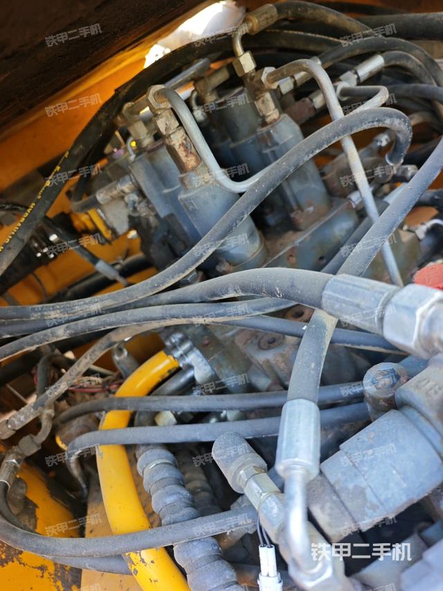 回轉(zhuǎn)馬達(dá)和主控閥（整機(jī)外觀）