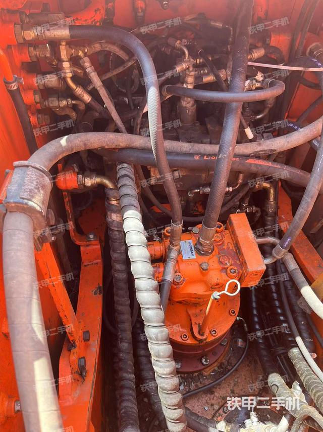 回轉(zhuǎn)馬達(dá)和主控閥(整機(jī)外觀) 回轉(zhuǎn)馬達(dá)和主控閥(整機(jī)外觀)