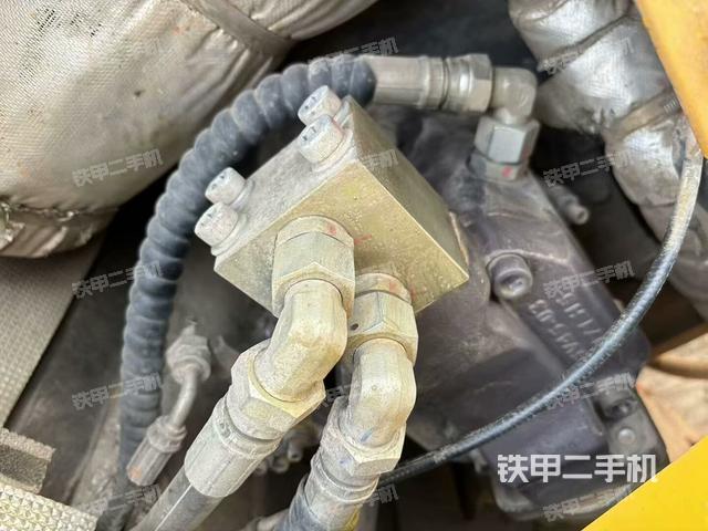液壓泵艙室正面整體(整機外觀) 液壓泵艙室正面整體(整機外觀)